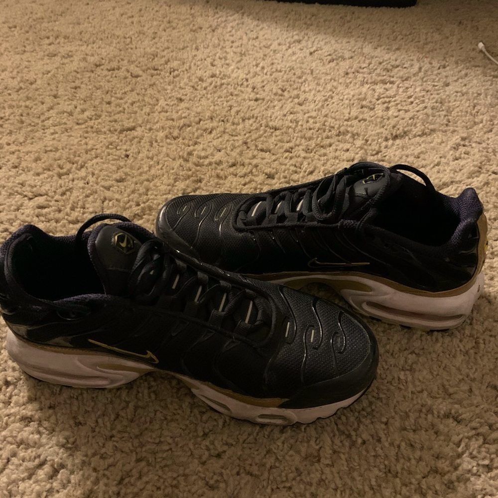 I am selling some nike airmax